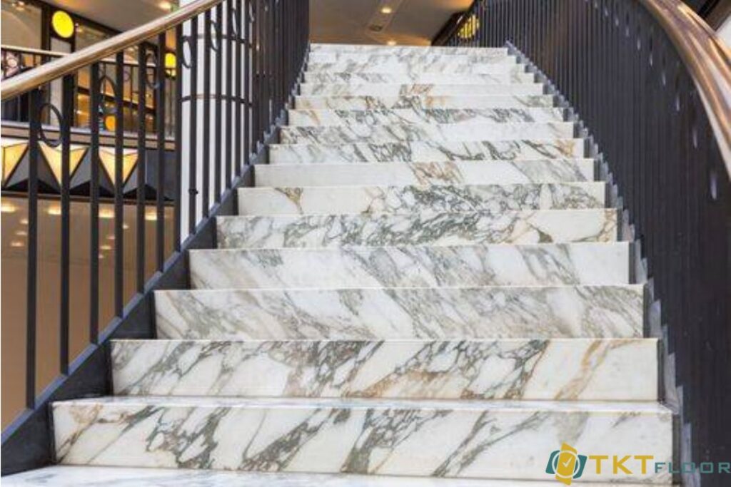 Cầu thang đá marble vàng Calacatta