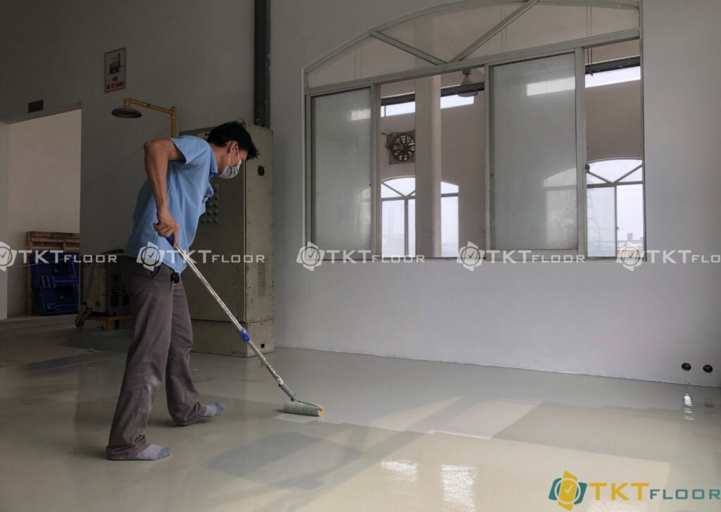 Hình ảnh: Thi công lớp sơn phủ epoxy tự san phẳng